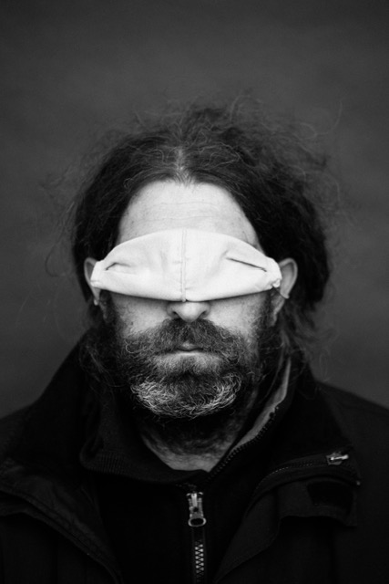 photo noire et blanche personnage yeux bandés par masque chirugical