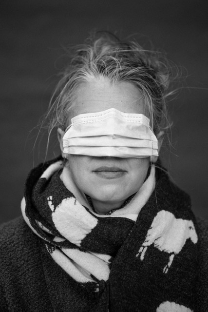 photo noire et blanche personnage yeux bandés par masque chirugical